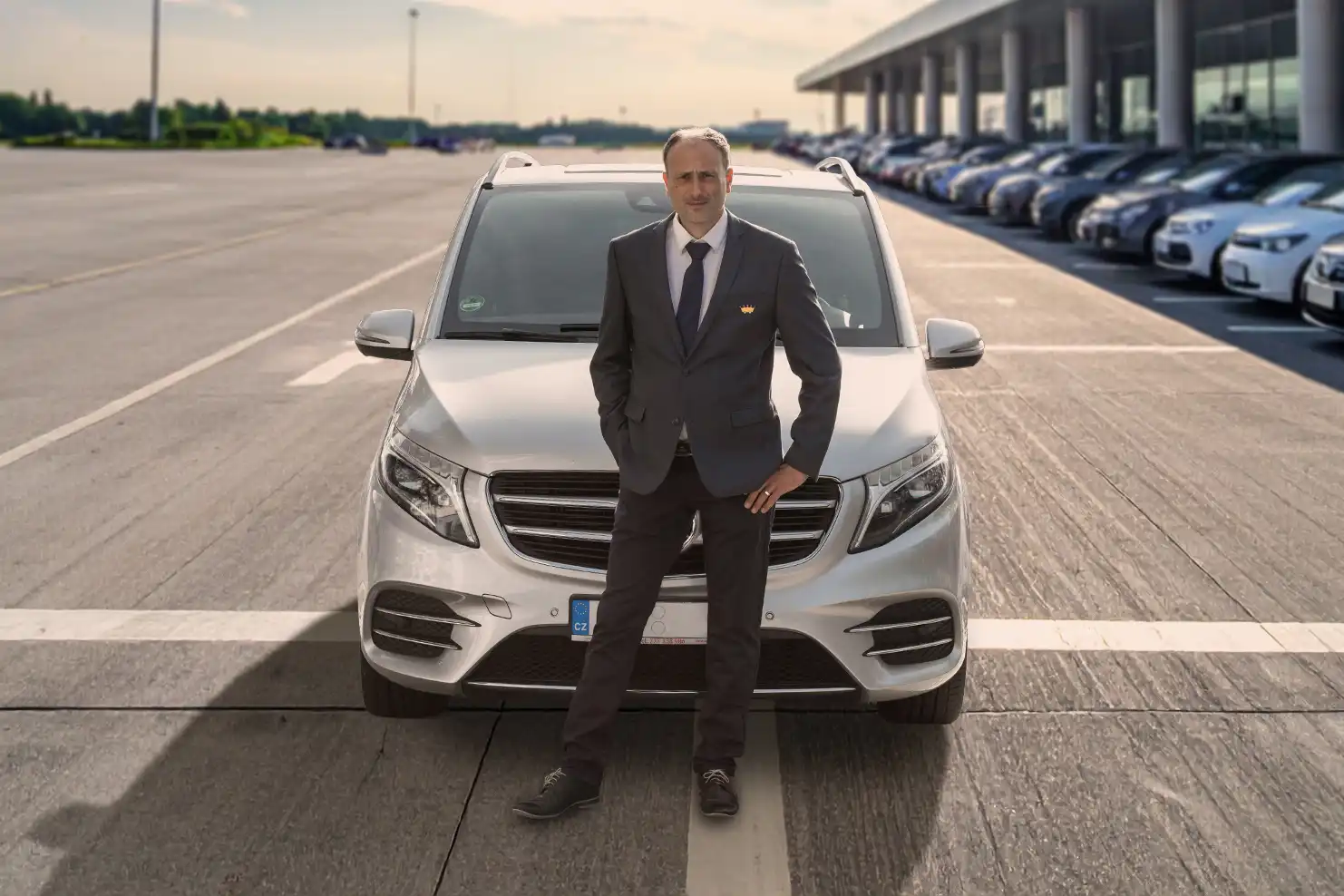 Profesionální řidič před limuzínou