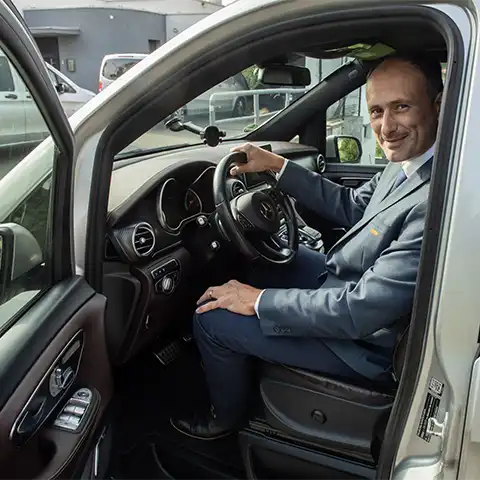 Profesionální řidič limuzíny za volantem